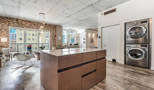 Modern open kitchen with stainless steel appliances, sleek cabinetry, and quartz countertops – perfect for Downtown Miami living.