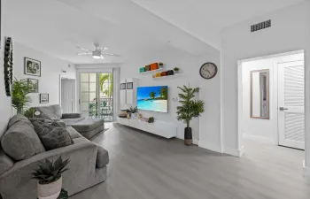 533 NE 3rd Ave FTL - Pwayko-9806
