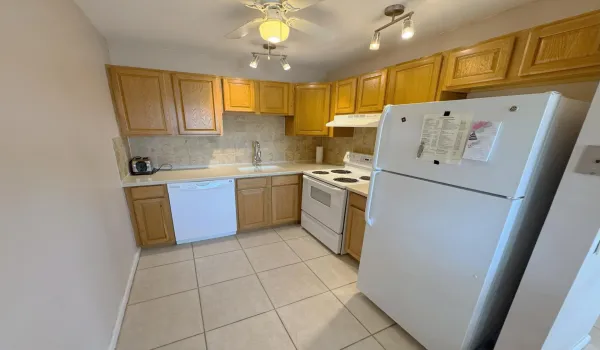 Clean, well-kept kitchen
