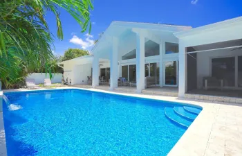 Private Spacious Heated Pool Lounge