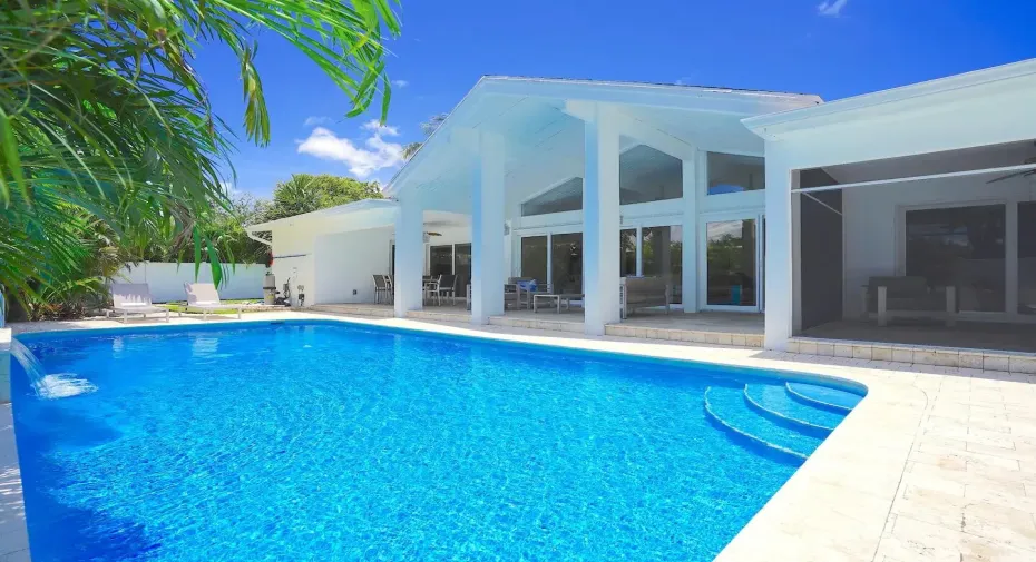 Private Spacious Heated Pool Lounge