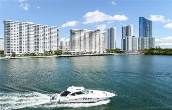 Waterfront Boaters & Beachgoers Paradise