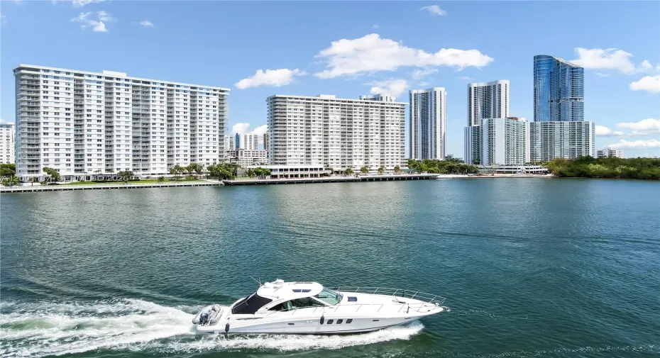 Waterfront Boaters & Beachgoers Paradise