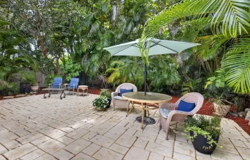 FABULOUS BACKYARD TO RELAX AND ENTERTAIN