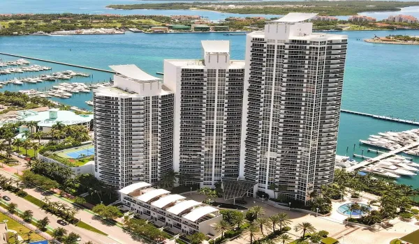 400 Alton Road - Murano Grande sits right on Biscayne Bay.