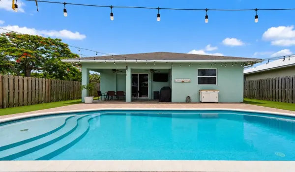 heated pool w/sun shelf