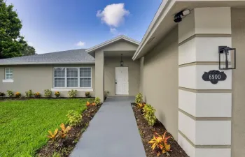 Front Entry.jpeg-SMALL