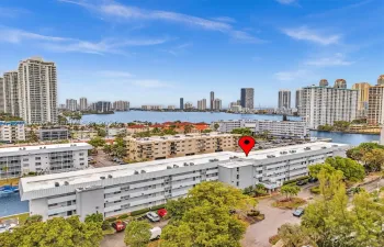 Boaters' Dream! 30 FT Boat Dock Included right Outside the Unit. NO FIXED BRIDGES. RIGHT OFF THE INTRACOASTAL.