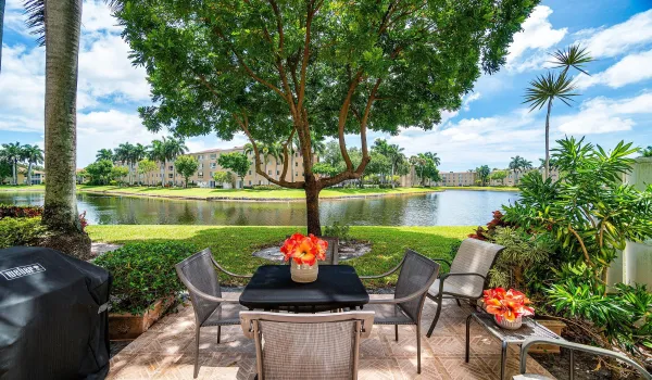 INCREDIBLE PANORAMIC LAKE VIEW & PATIO TO GRILL OUT!