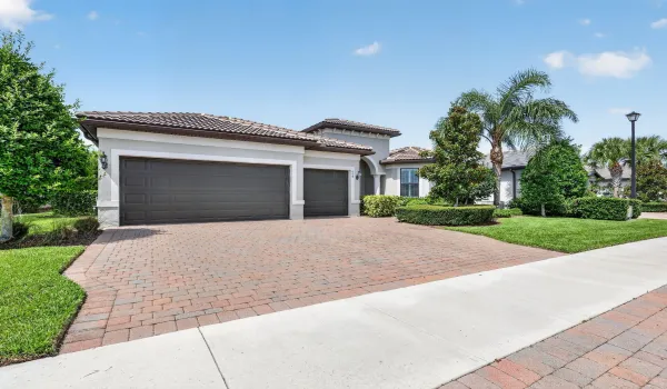 3 car garage - 604 SE Monteiro Drive