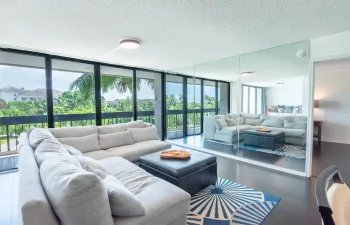 © Clark-2400 Presidential Way 302-016