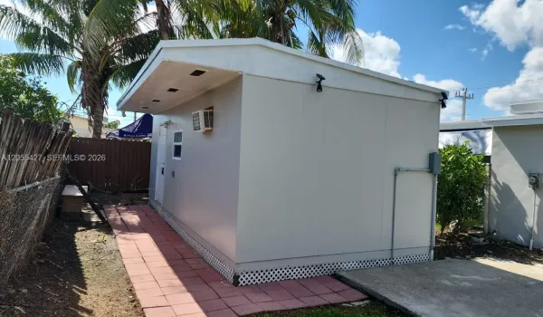 Exterior encantador y funcional: Esta propiedad cuenta con un área exterior privada y bien mantenida, ideal para quienes buscan comodidad y privacidad. El espacio incluye un patio pavimentado perfecto para el disfrute al aire libre, acceso lateral independiente y un diseño compacto que maximiza la funcionalidad. Una opción excelente, acogedora y lista para habitar.