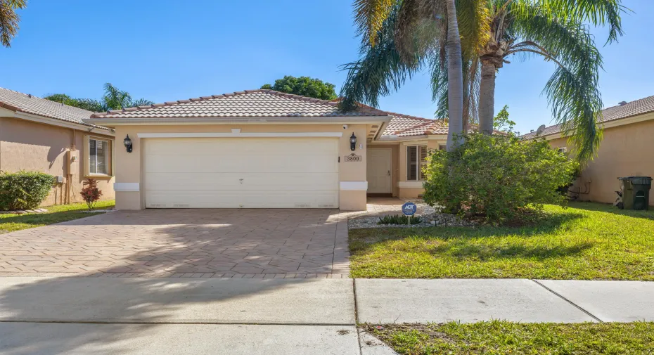 3800 Woodfield Dr-1