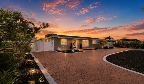 No HOA, Plenty of Parking, Bring your Boat, RV, and large backyard!