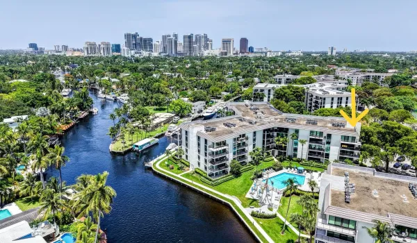 River Reach 1301 Building on the New River-Aerial View East to Downtown