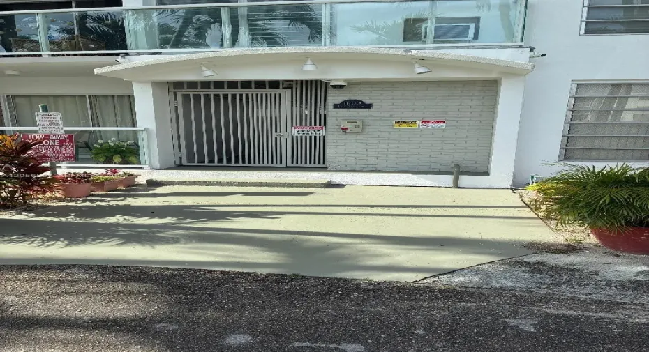 MAIN ENTRANCE TO APT LIDO BAY
