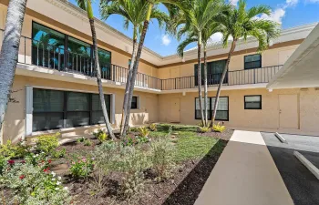 Renovated first-floor condo in Turtle Creek, a golf community minutes from Jupiter and Tequesta beaches