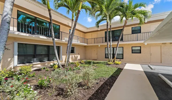 Renovated first-floor condo in Turtle Creek, a golf community minutes from Jupiter and Tequesta beaches