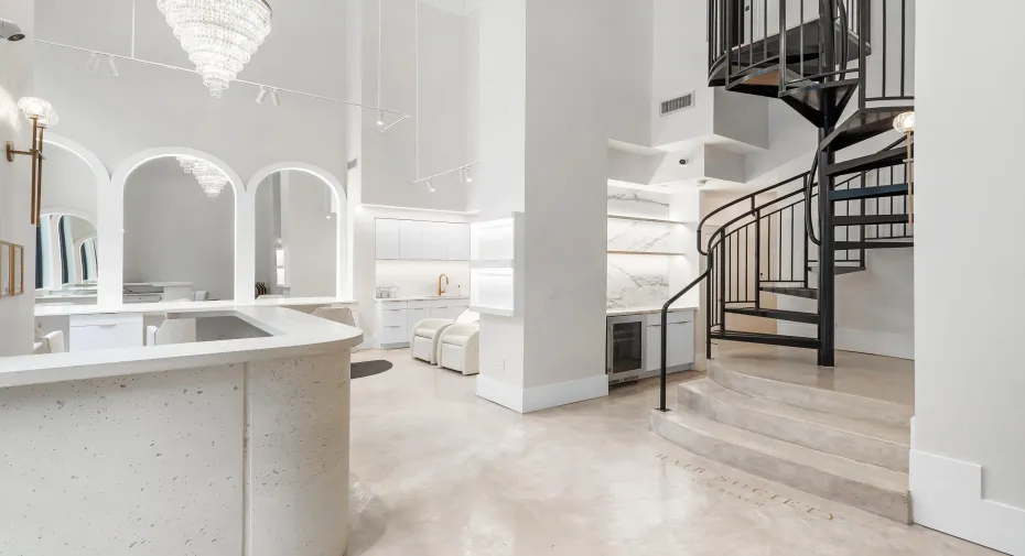Stunning Open Designed Live/Work Space