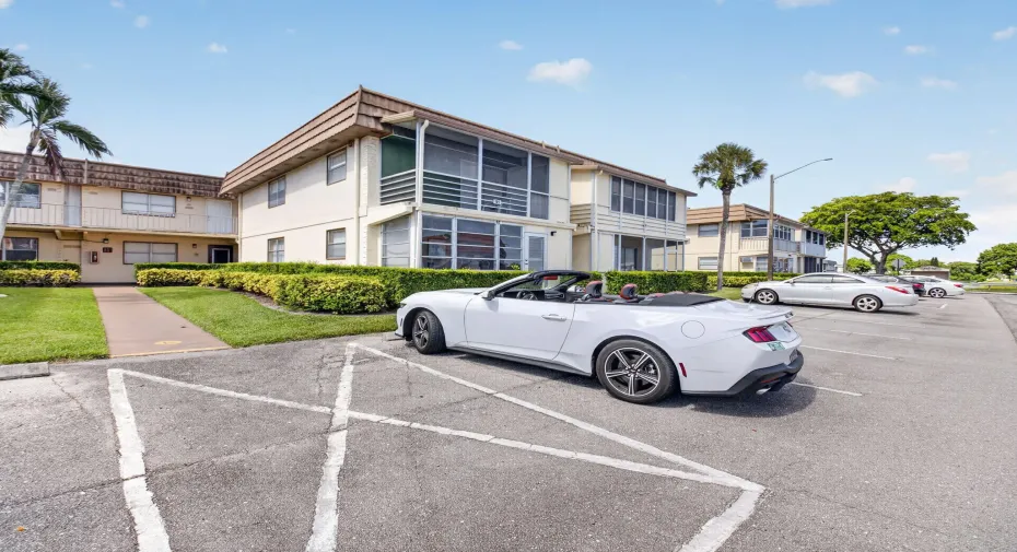 ENJOY THE FLORIDA LIFESTYLE AT KINGS POINT