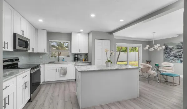 Beautiful tasteful kitchen with island