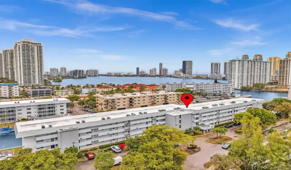 Boaters' Dream! 30 FT Boat Dock Included right Outside the Unit. NO FIXED BRIDGES. RIGHT OFF THE INTRACOASTAL.