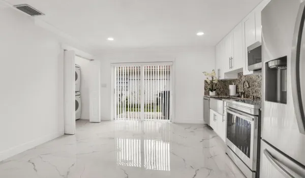 3421 NE 5th AVE-9
