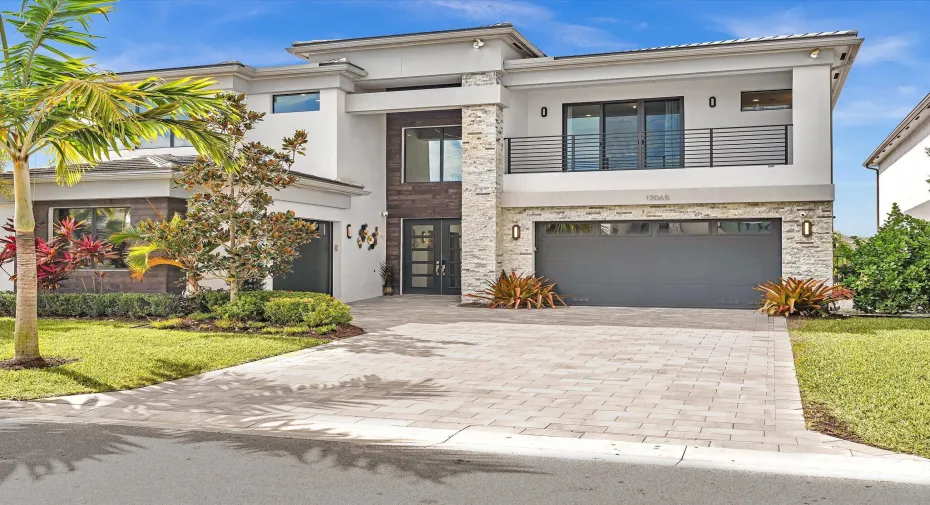 Grand Contemporary Exterior