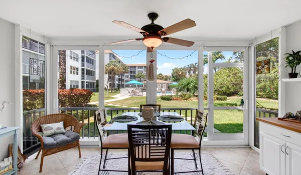 Lanai & Bar