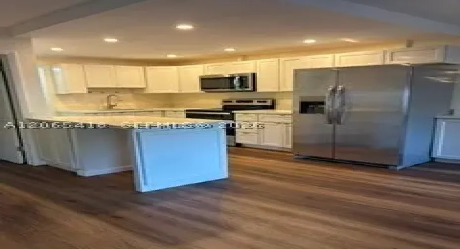 Beautiful Totally remodeled kitchen with breakfast bar