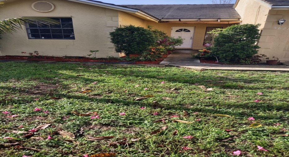 5828 Strawberry Lakes Circle, Lake Worth, Florida 33463, 3 Bedrooms Bedrooms, ,2 BathroomsBathrooms,Single Family,For Sale,Strawberry Lakes,RX-10916071