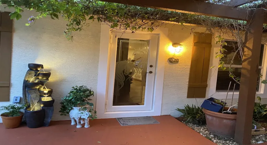 Entrace with horse etching glass door