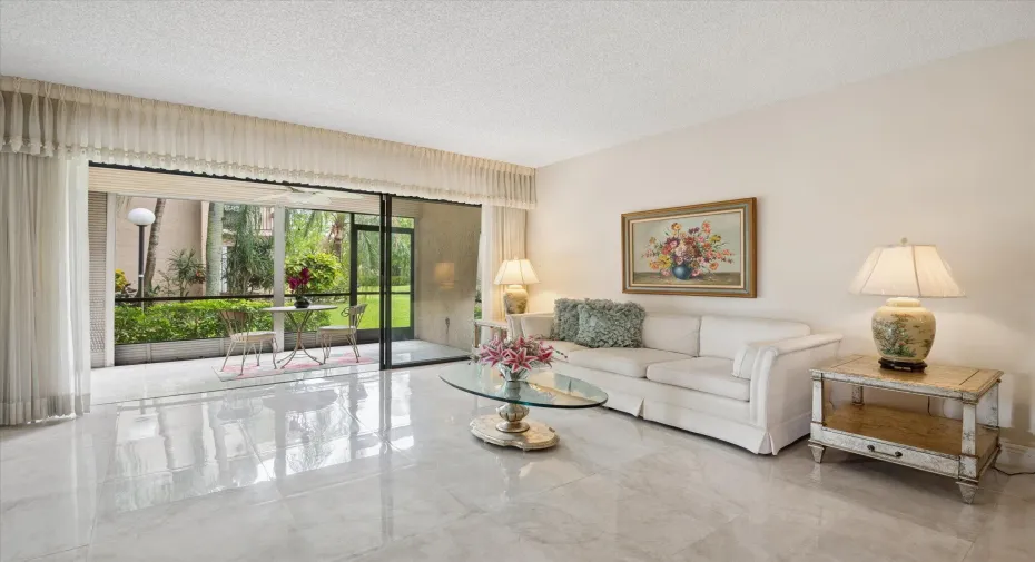 2307 SW 15th St #1-6 Living room