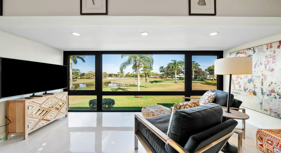 View & Casual Living Area