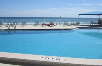 POOL OVER LOOKS OCEAN
