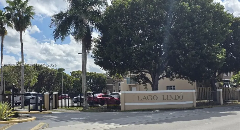 LAGO LINDO GATED ENTRY