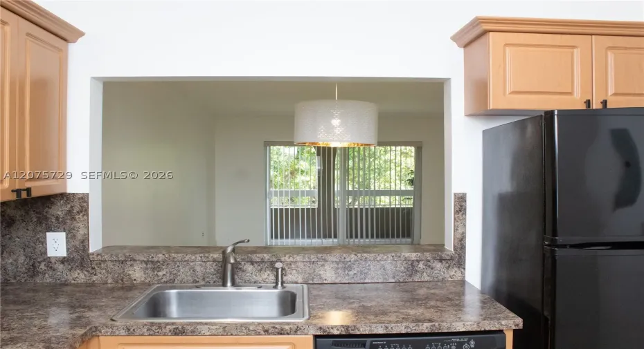 Large opening passthru from kitchen to dining/living area.