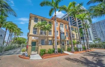 Beach Front Townhome, Full Beach Service, 3 Beds 3 Full bathroom.