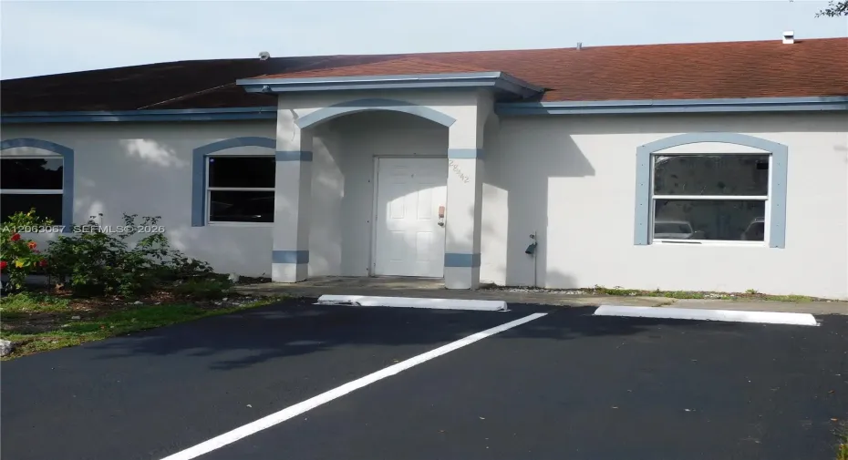 Waterside Towhnomes - 2 dedicated parking spaces right on from of the unit. Plenty of guest parking.
