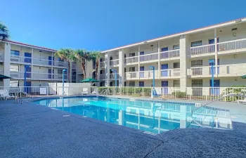 Stayable Suites Jacksonville is 8 minute