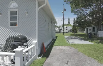 03_front-porch-side