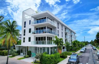 Located on the corner of Lake Ave and S Palm Way