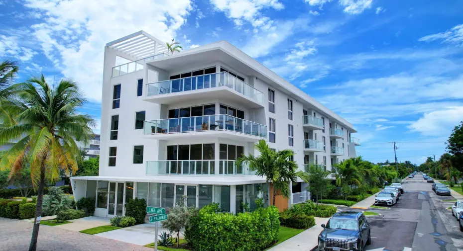 Located on the corner of Lake Ave and S Palm Way