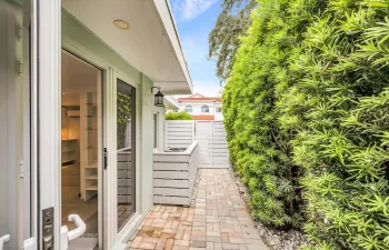 828 NE 17TH WAY--1