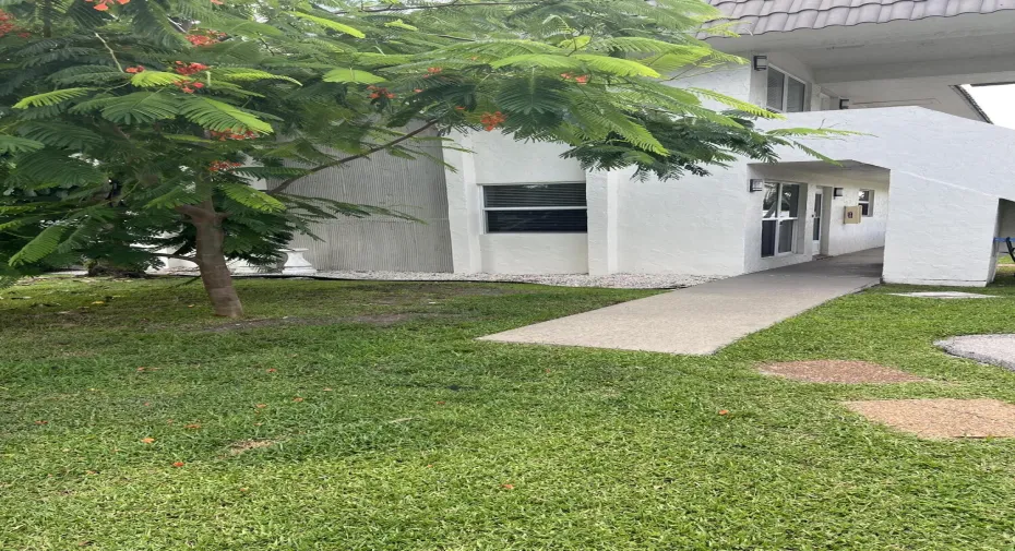 GROUND FLOOR CORNER UNIT! EAST BOCA RATON