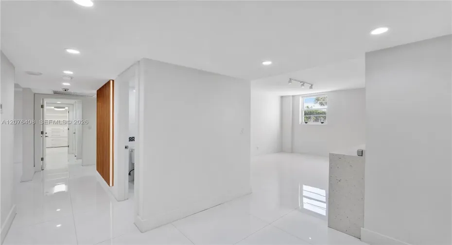 Entry to unit 104