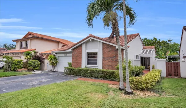 1 story single family home with 1 car garage