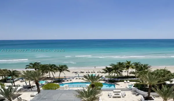 DIPLOMAT RESIDENCES POOL