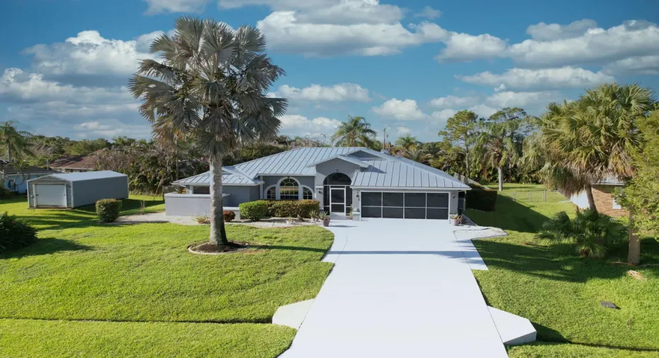 BEAUTIFUL CURB APPEAL!