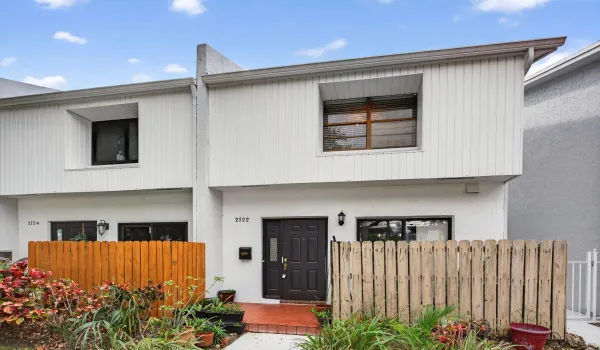 2122 Townhouse Entry